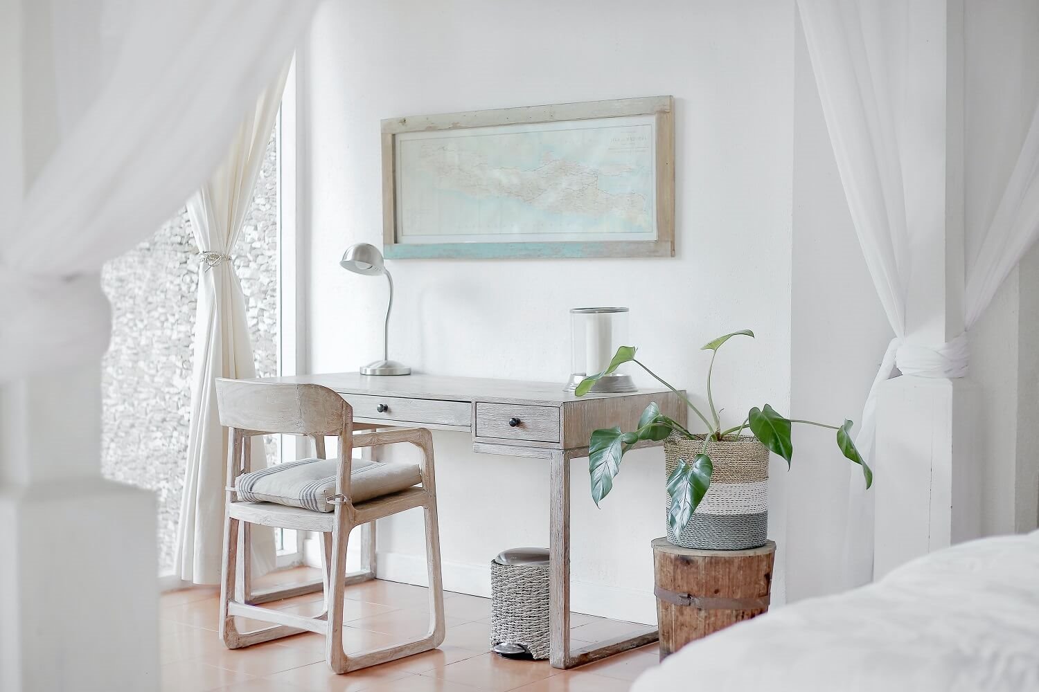 Dormitorio blanco con escritorio