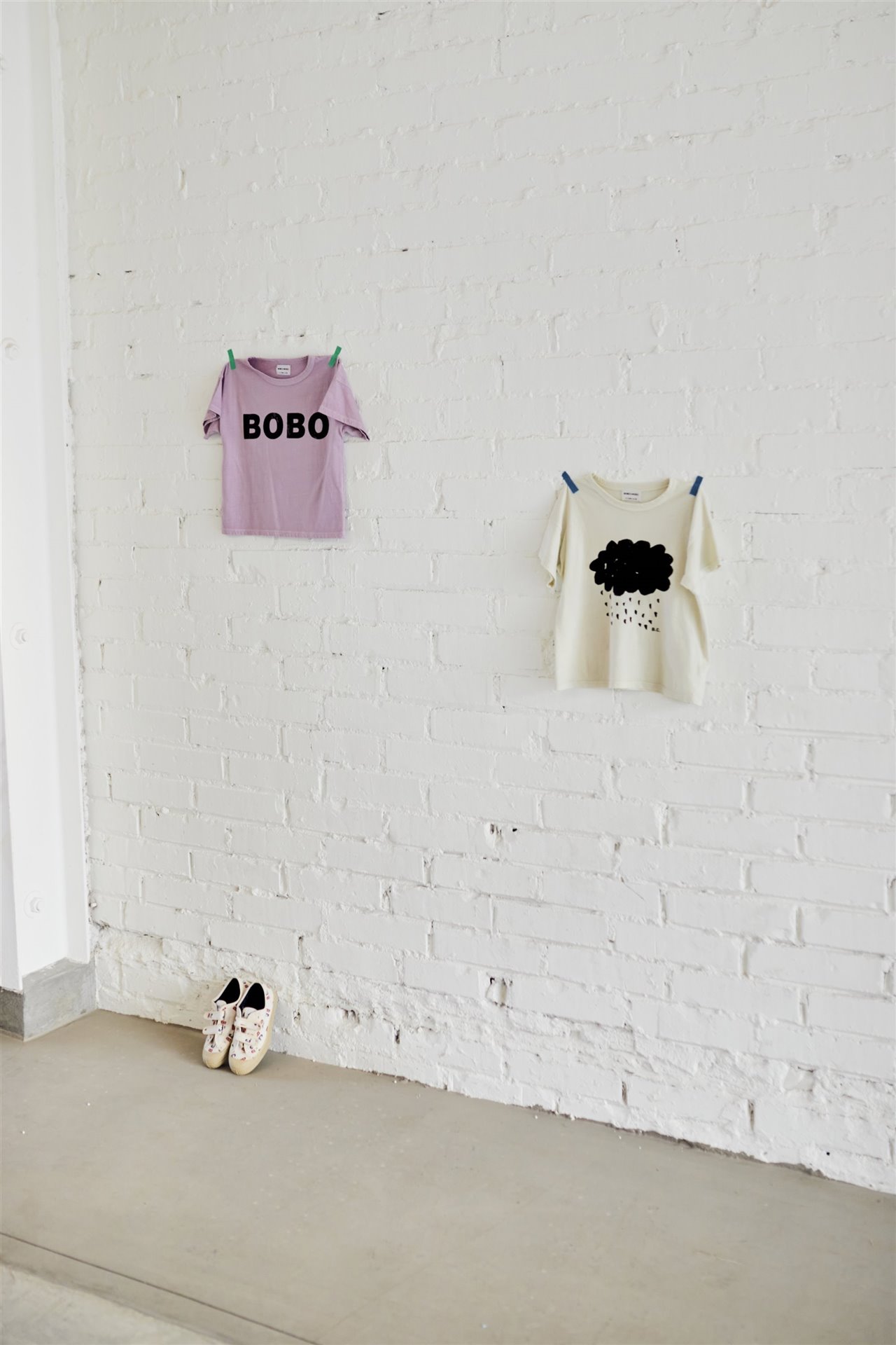 La icónica nube de la firma es uno de los estampados protagonistas de esta nueva colección.