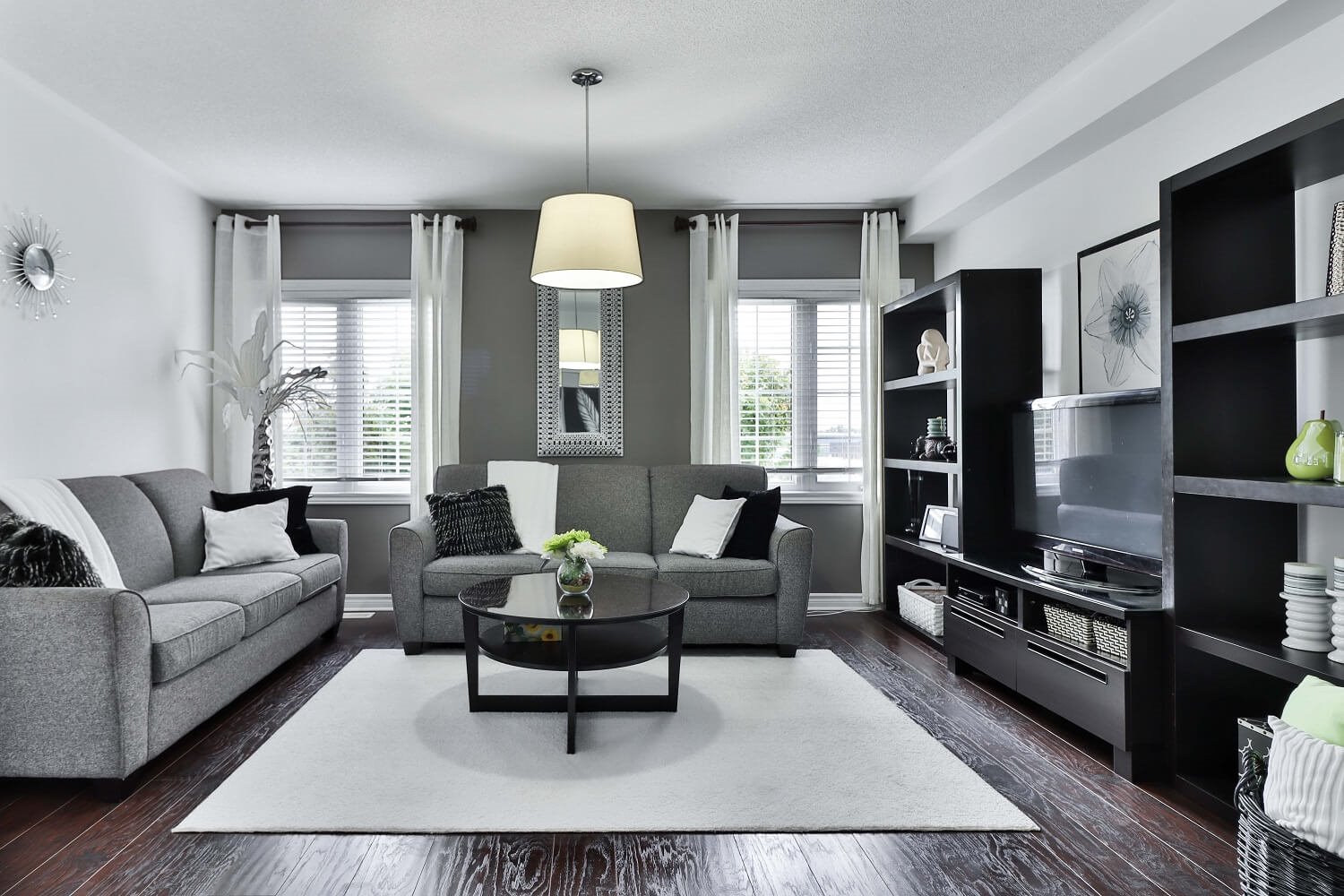 Salón negro y gris