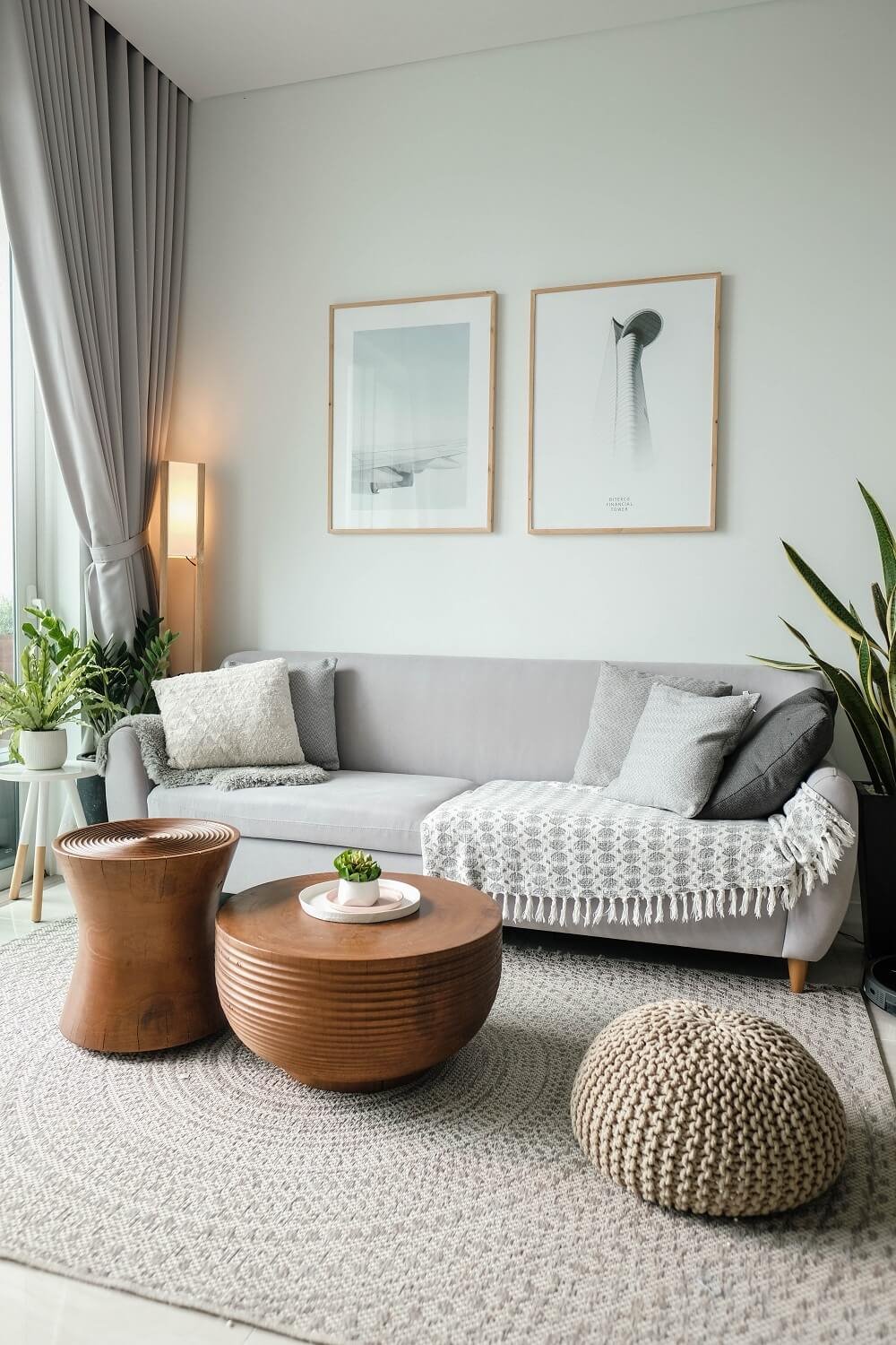 Salón gris con dos mesas de centro y puf