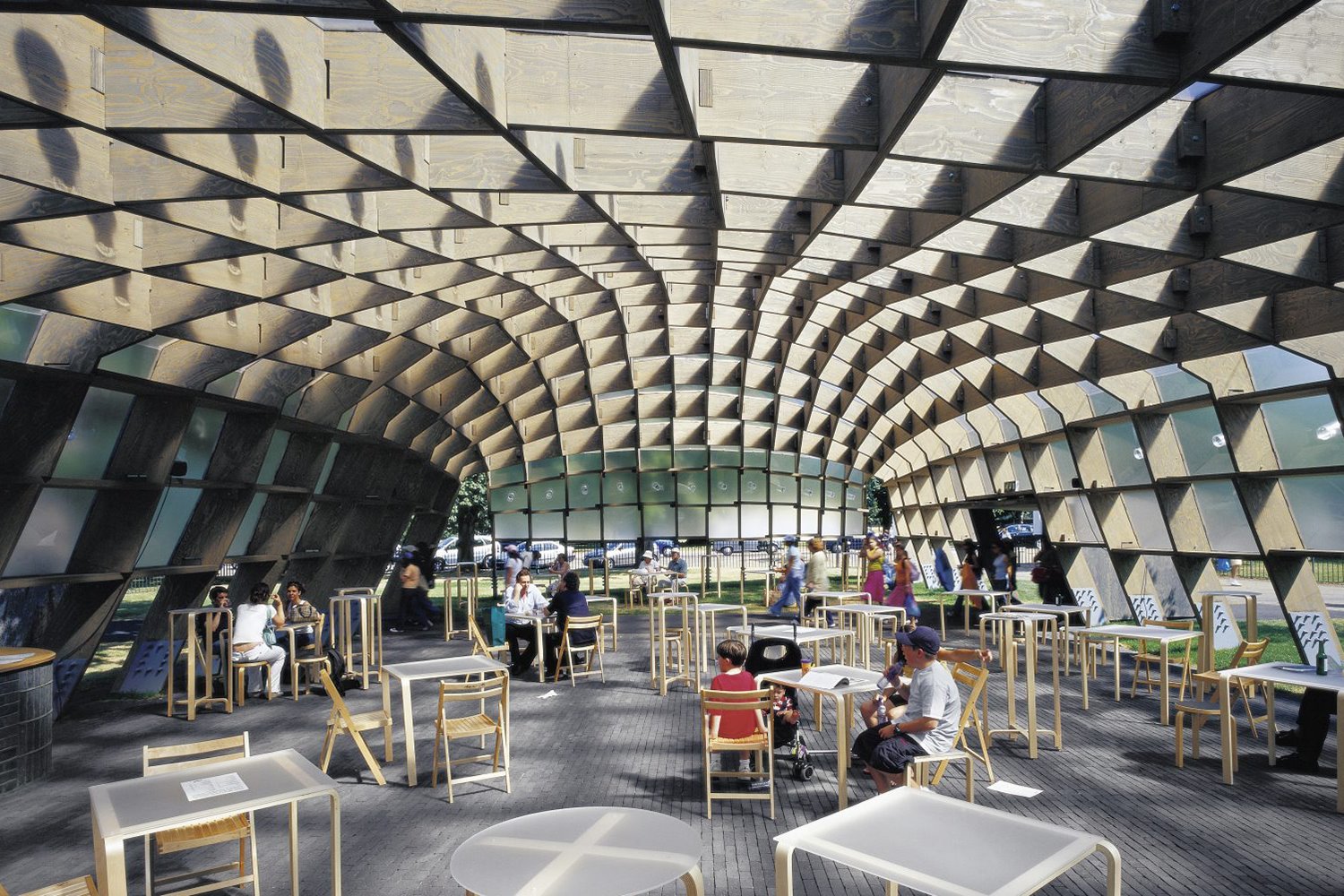 Alvaro Siza y Eduardo Souto de Moura, los arquitectos portugueses que construyeron el Serpentine Pavilion de 2005