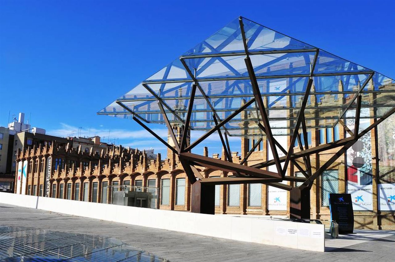 Escultórica entrada al Caixa Forum de Barcelona diseñada por Arata Isozaki