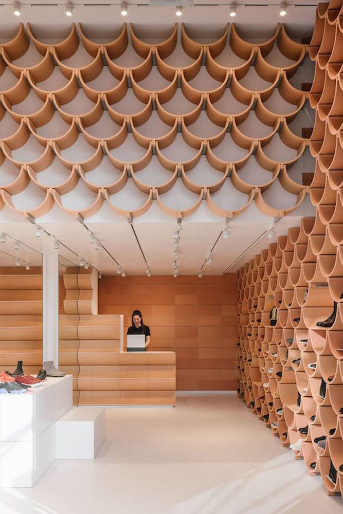 Interior de la tienda Camper del Paseo de Gracia de Barcelona diseñado por Kengo Kuma