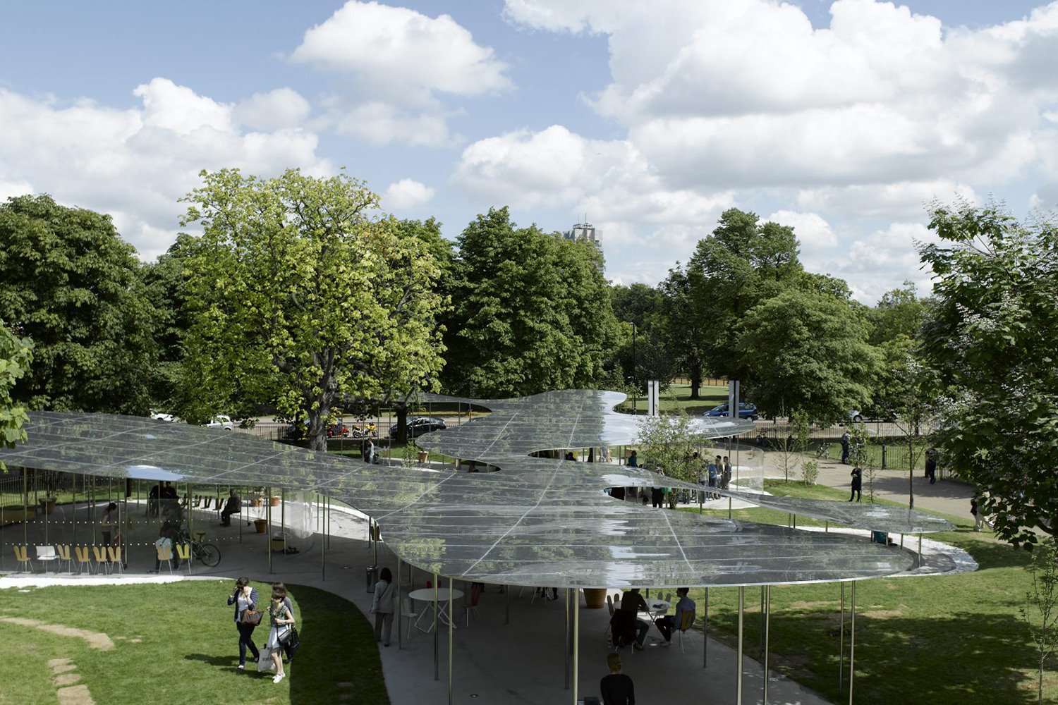 Kazuyo Sejima y Ryue Nishizawa, los arquitectos japoneses que diseñaron el Serpentine Pavilion de 2009