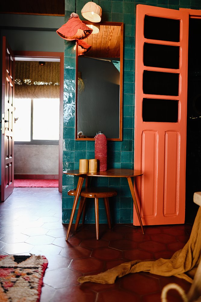 los enamorados hotel hippie ibiza baldosas azules interior color