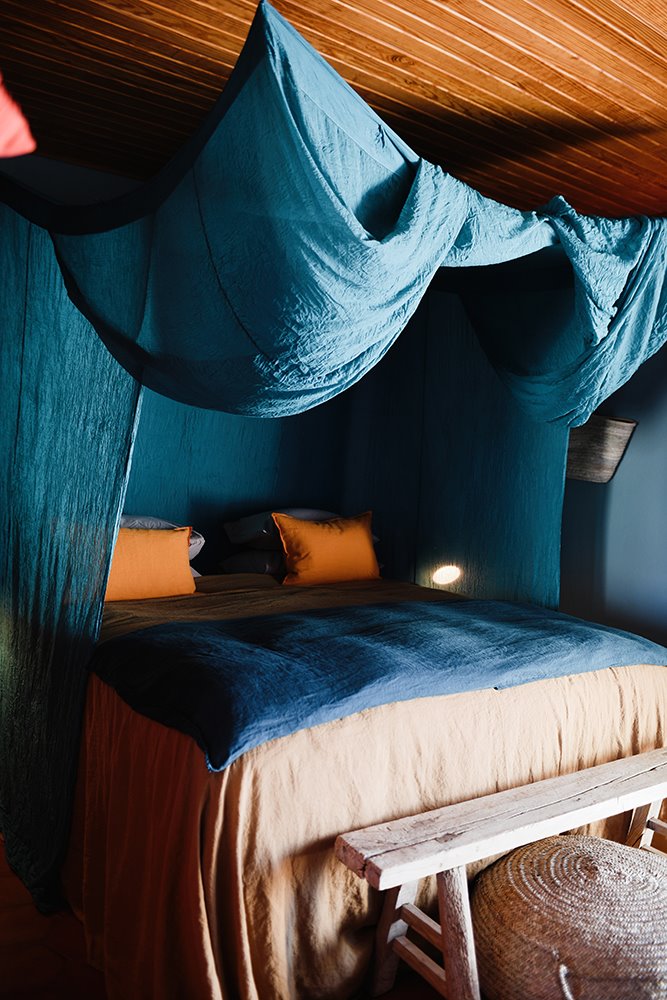 los enamorados hotel hippie ibiza cama con mosquitera. los enamorados hotel hippie ibiza3