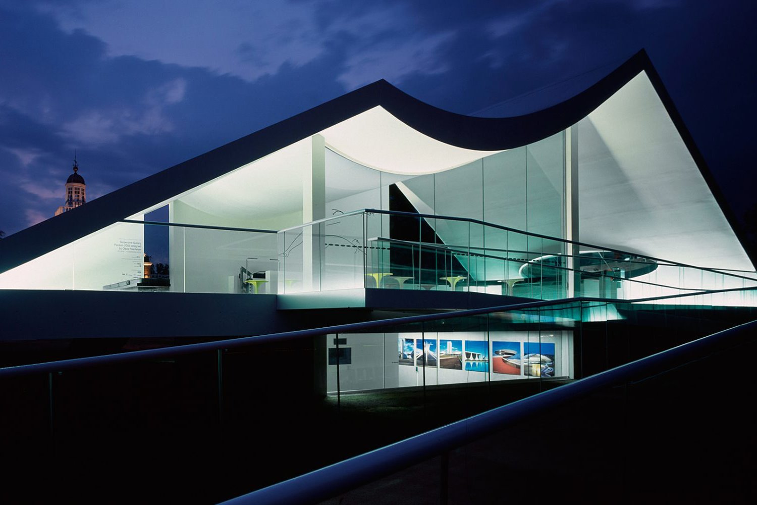 Oscar Niemeyer, arquitecto brasileño, diseñó el Serpentine Pavilion de 2003