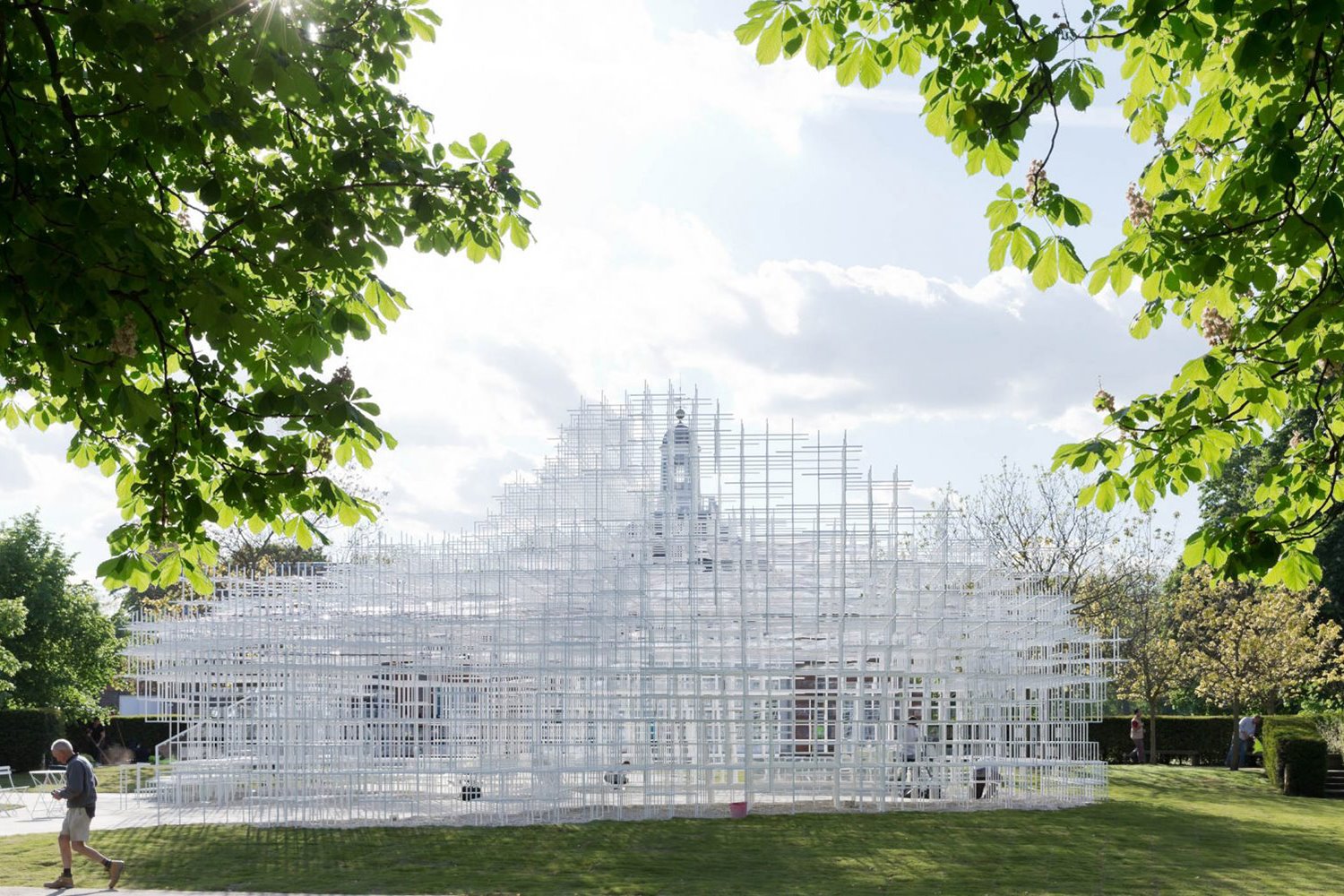Sou Fujimoto, arquitecto japonés, diseñó el Serpentine Pavilion de 2013