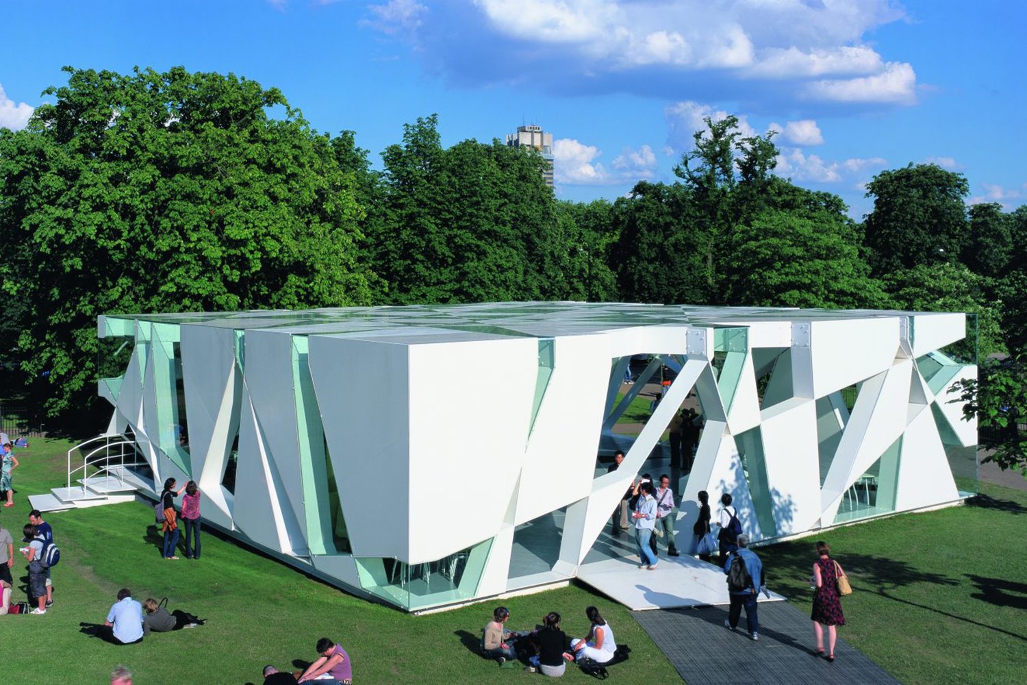 Toyo Ito y Cecil Balmond diseñaron el Serpentine Pavilion de 2002
