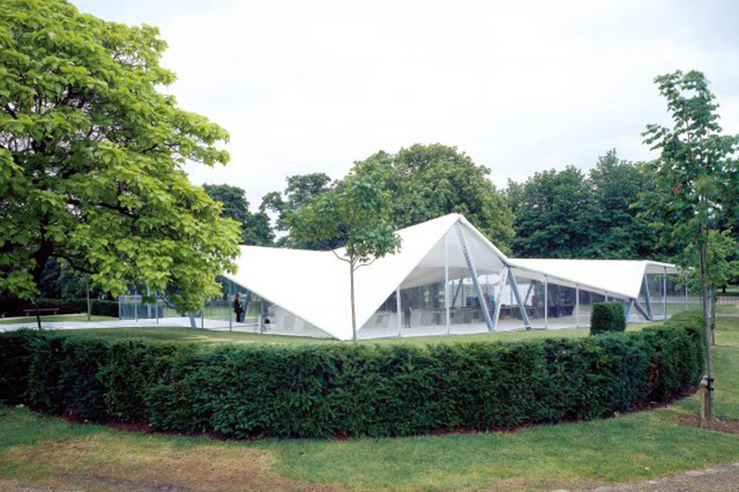 Zaha Hadid diseñó el primer Serpentine Pavilion en el año 2000