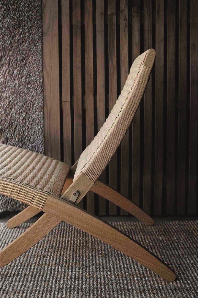 Butaca  MG501 Cuba Chair, diseño de Morten Gøttler para Carl Hansen & Søn, con estructura de madera de roble y asiento de fibra de algodón trenzada.