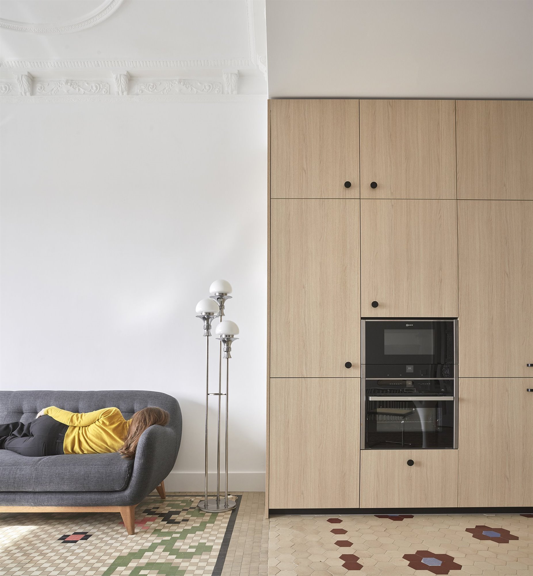 casa en valencia cocina y sofá gris