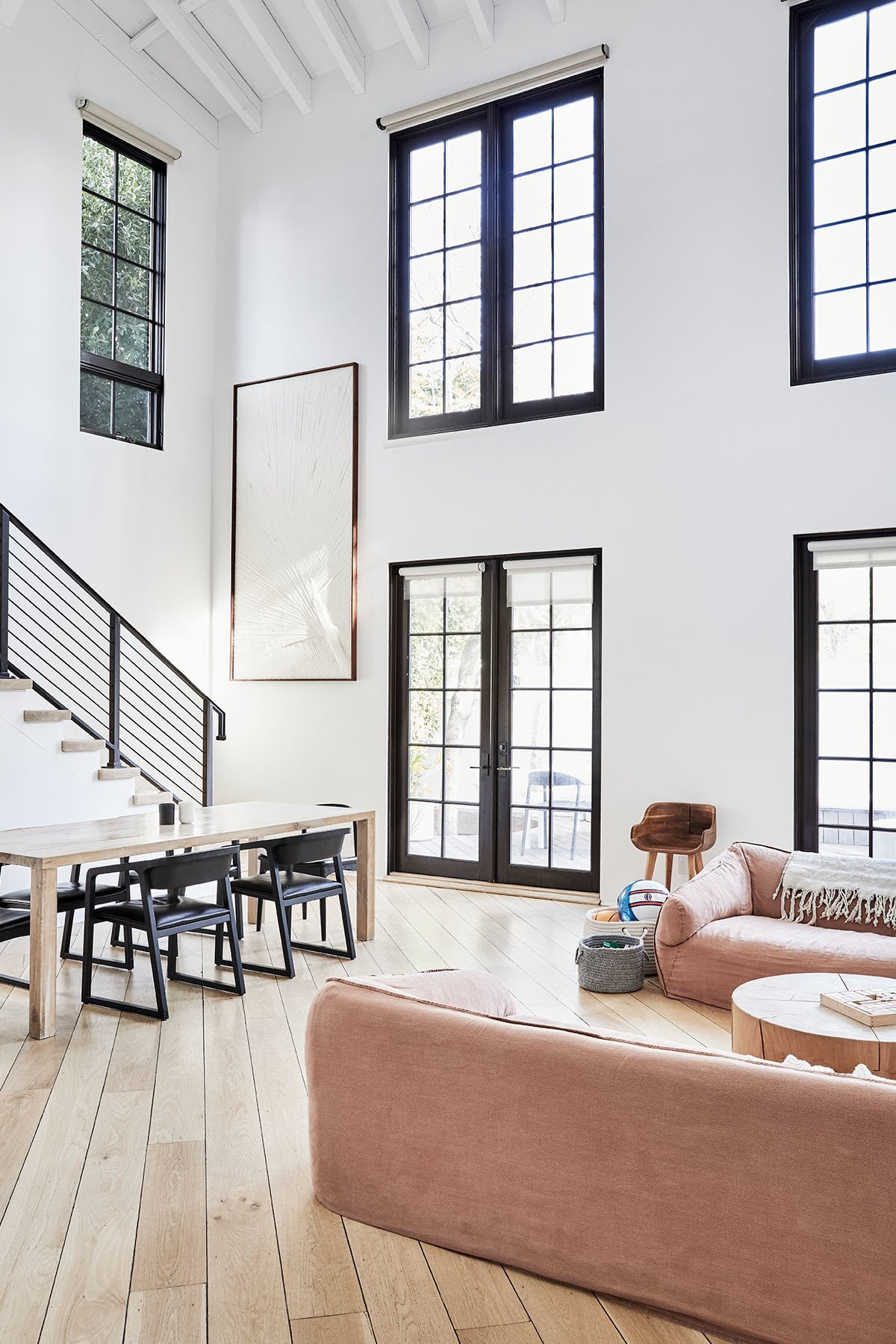 casa en Venecia salon con ventanas de estilo industrial