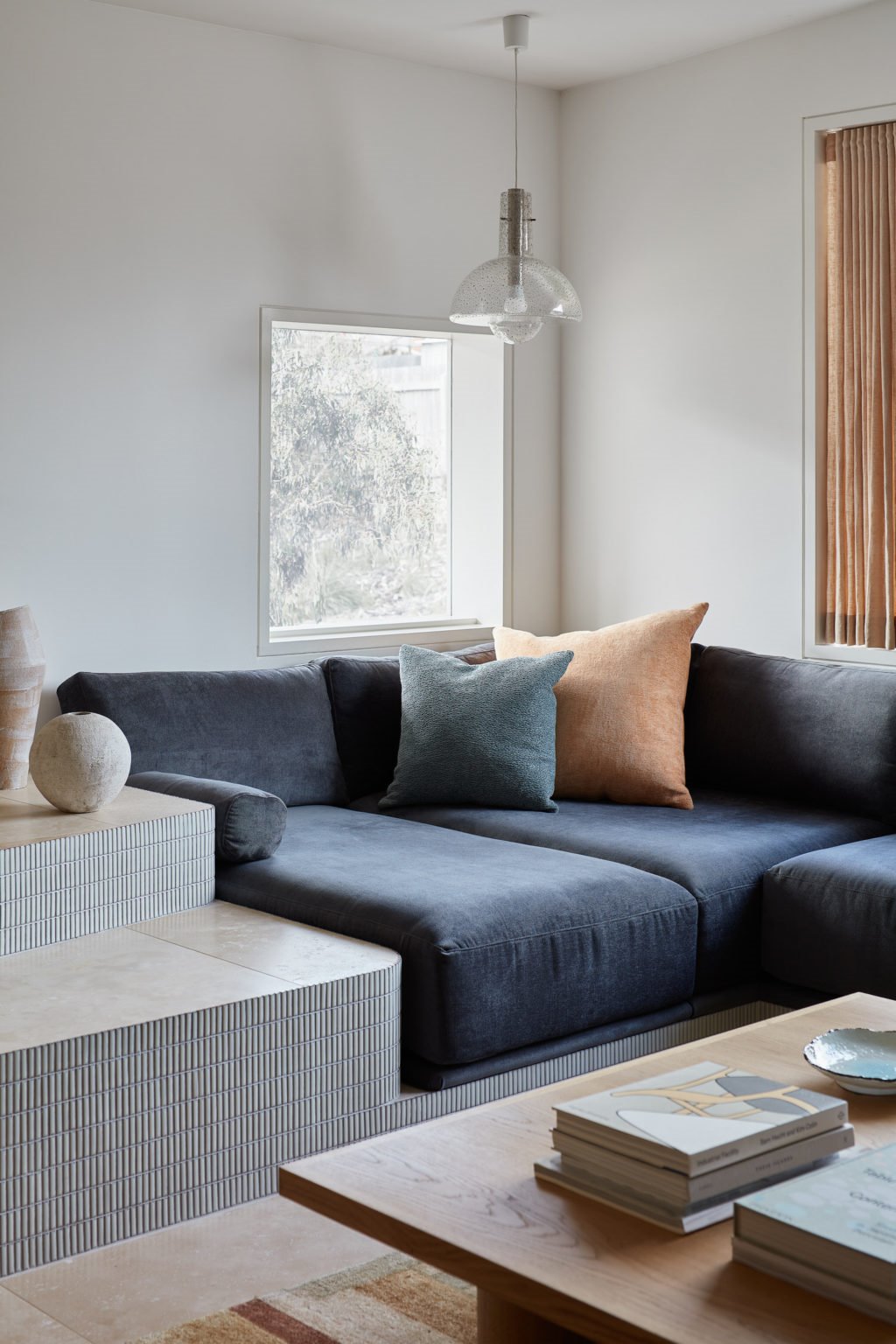 Dune-House-Perth-Mid-Century-salon sofa azul