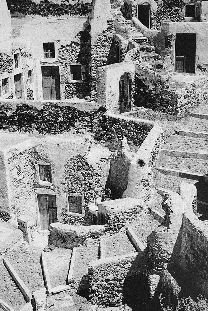 El mediterráneo pueblo de Oia, en la isla de Santorini, con su urbanismo enfocado a la protección contra los ataques enemigos. 
