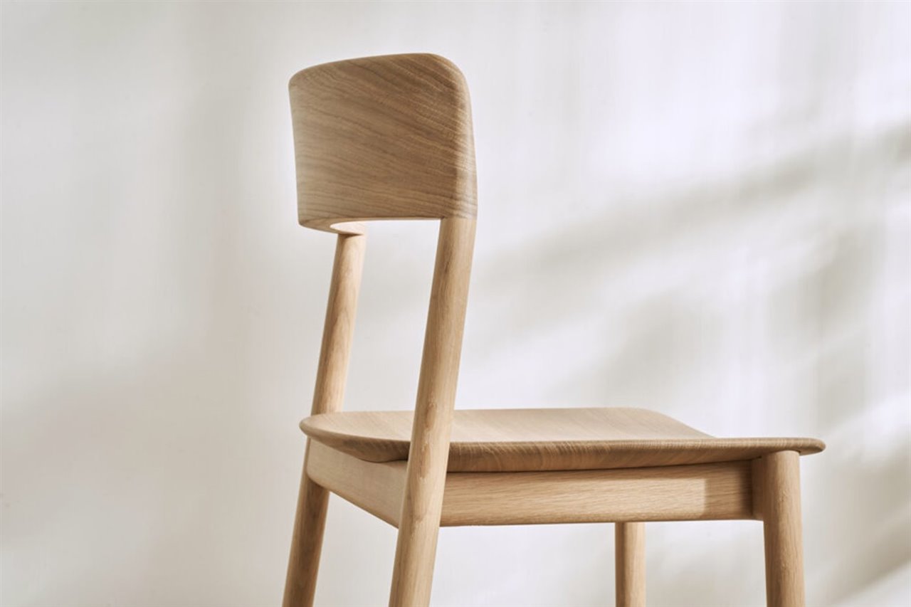Foster + Partners ha diseñado las sillas de su colección OVO dando importancia a lo sutil, a las juntas y a la suave línea. 