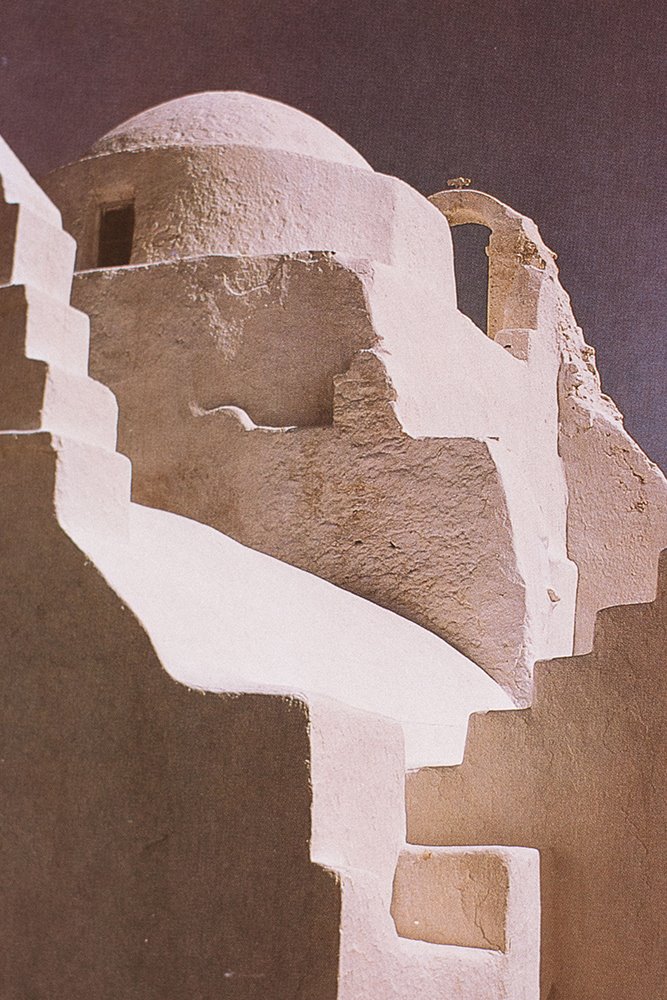 Iglesia en lo alto de Mykonos construida en piedra y cubierta de cal.