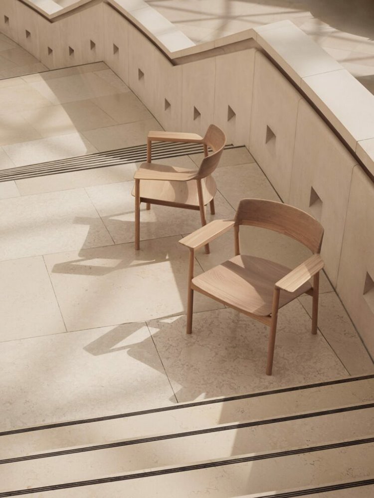 La "Lounge Chair" de la colección OVO es la silla con brazos más anchos que permite reposar la taza o incluso el ordenador.
