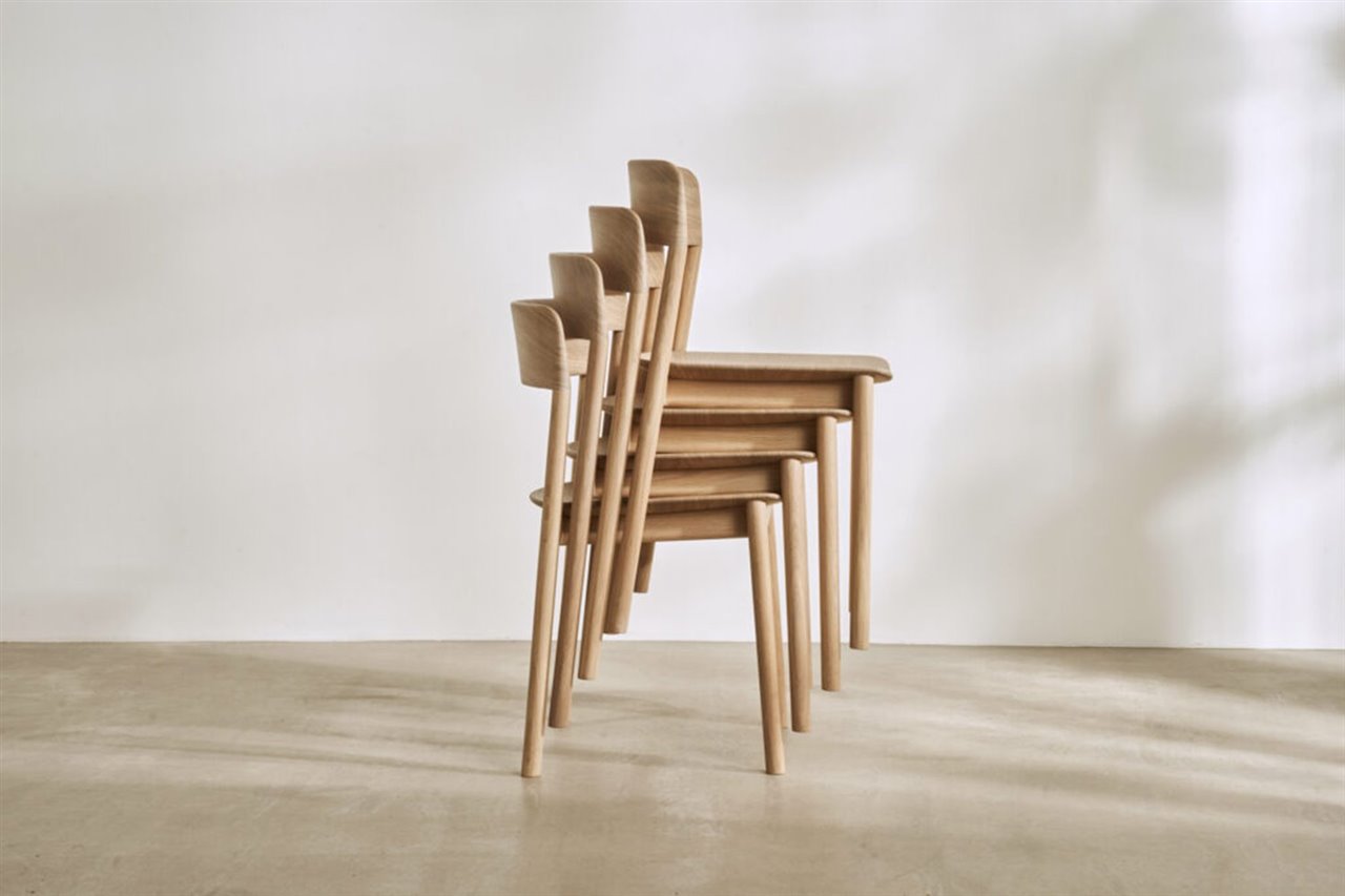 La sencilla silla sin brazos de la colección OVO es apilable, perfecta para espacios polivalentes.