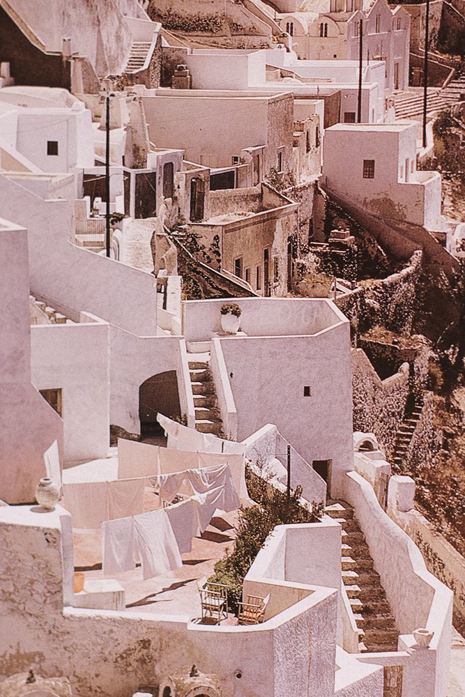 Phira, en Santorini, ubicado encima de una colina.