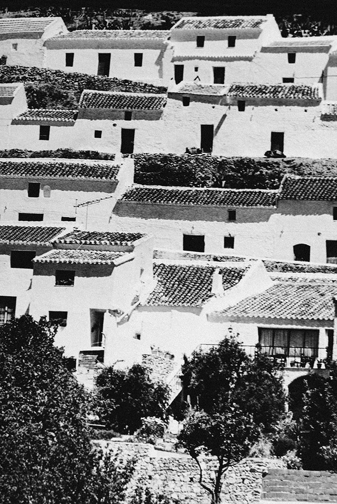 Pueblo ordenado en calles de casas que comparten muros pero que se construyen con la altura necesaria para cada unidad familiar.