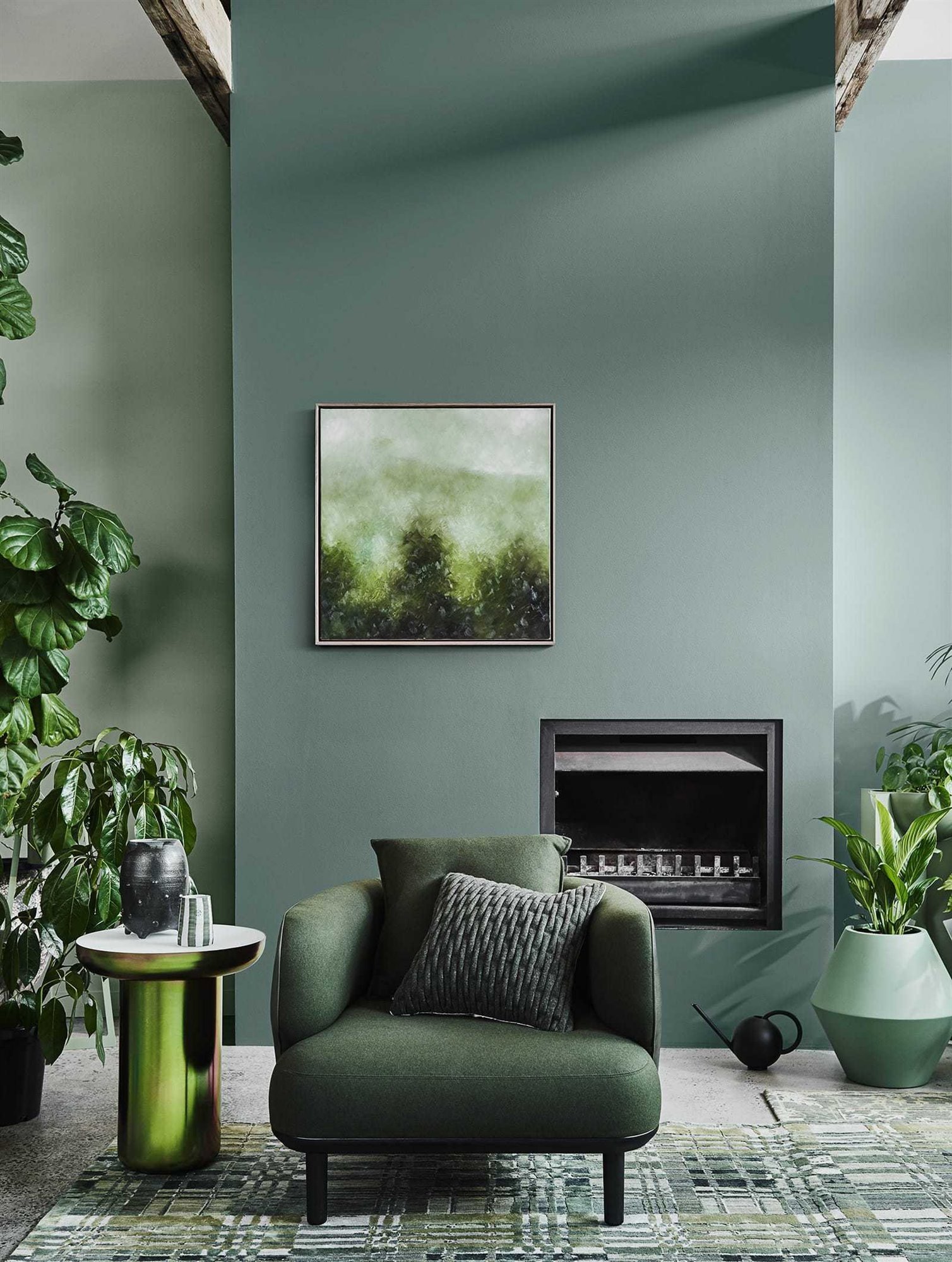 Salon con chimenea en color verde. Antidepresivo natural