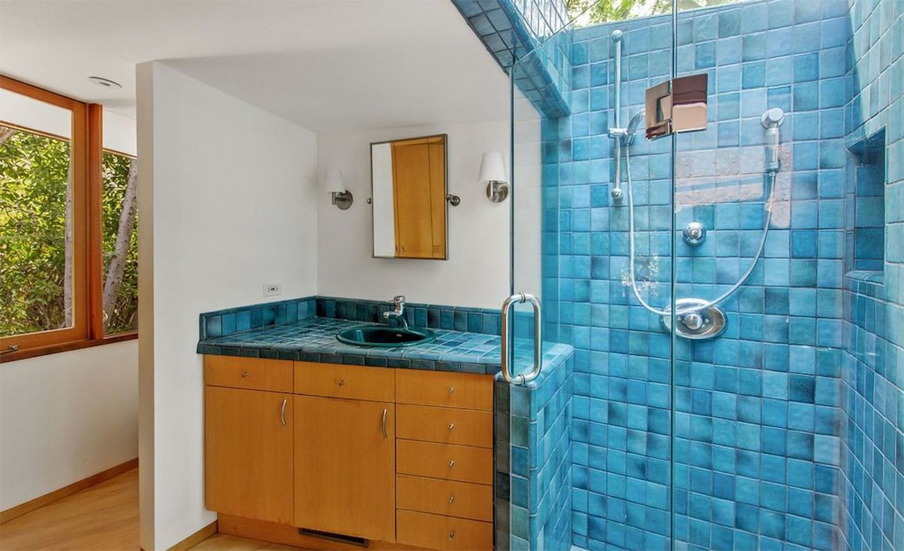 Casa Anwar Hadid madera baño