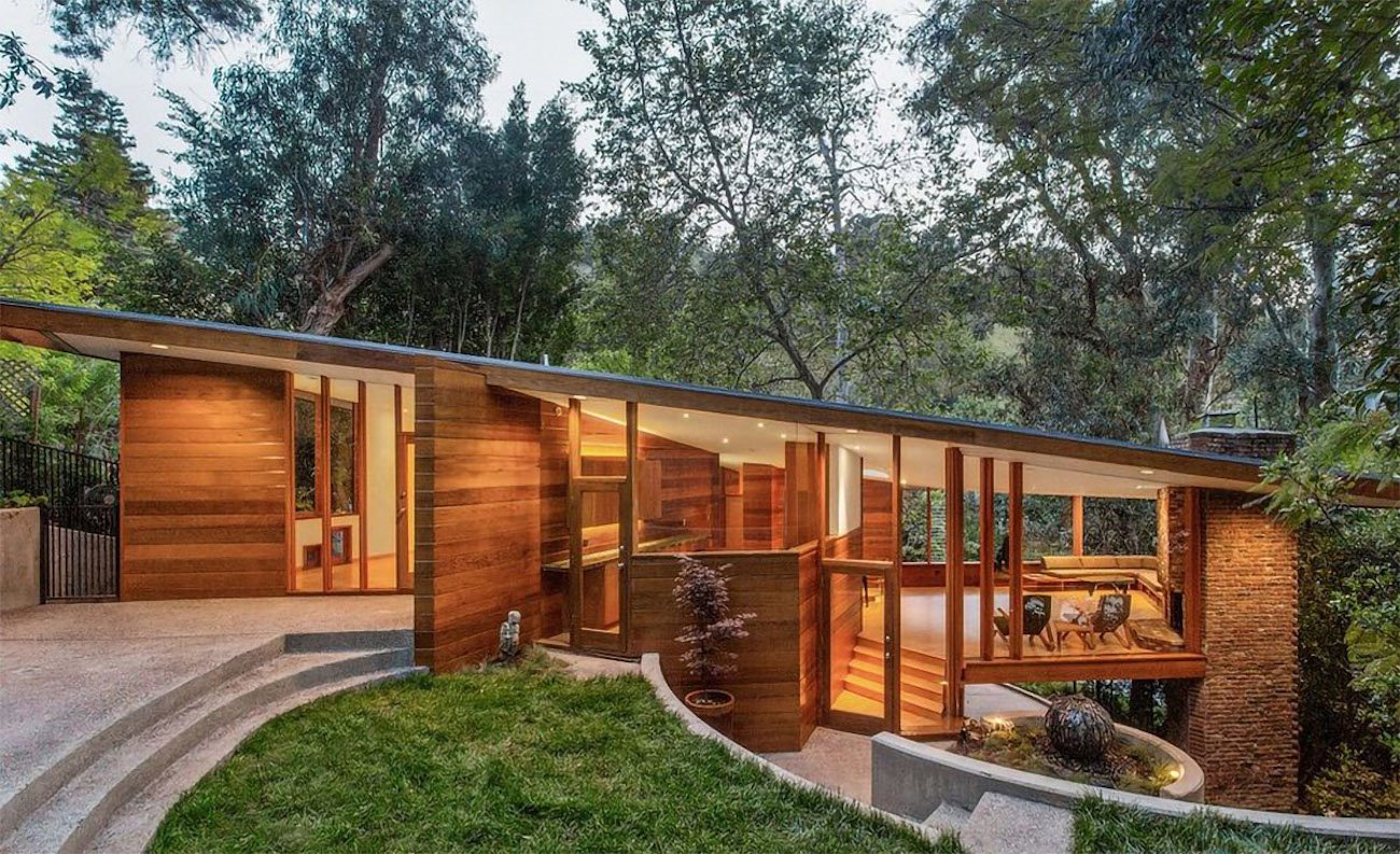 Casa Anwar Hadid madera entrada con jardín