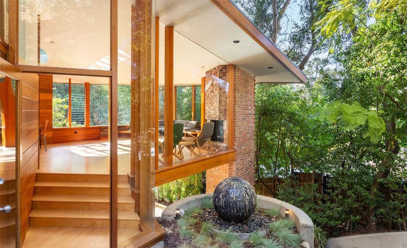 Casa Anwar Hadid madera entrada