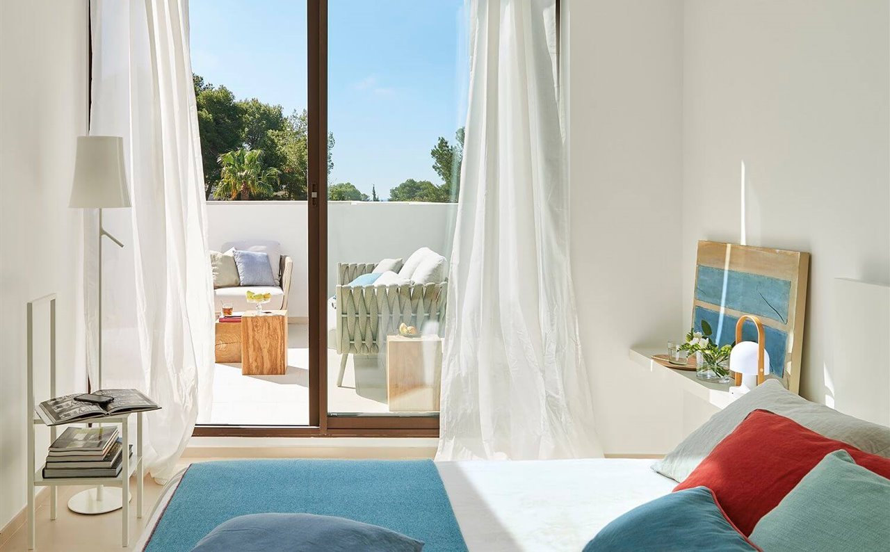La refrescante combinación blanco, azul y pinceladas de rojo es la base del estilo marinero.