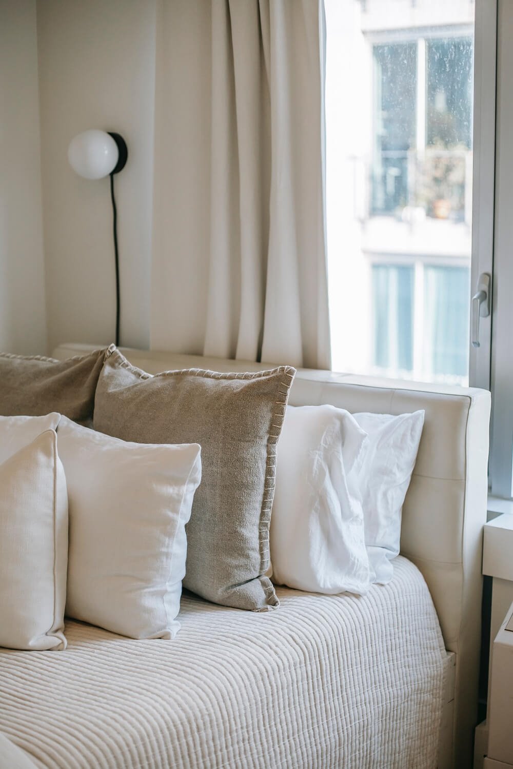 El blanco y los tonos tostados son los preferidos para vestir la cama al subir las temperaturas. Además, los textiles de algodón son muy agradables y frescos.