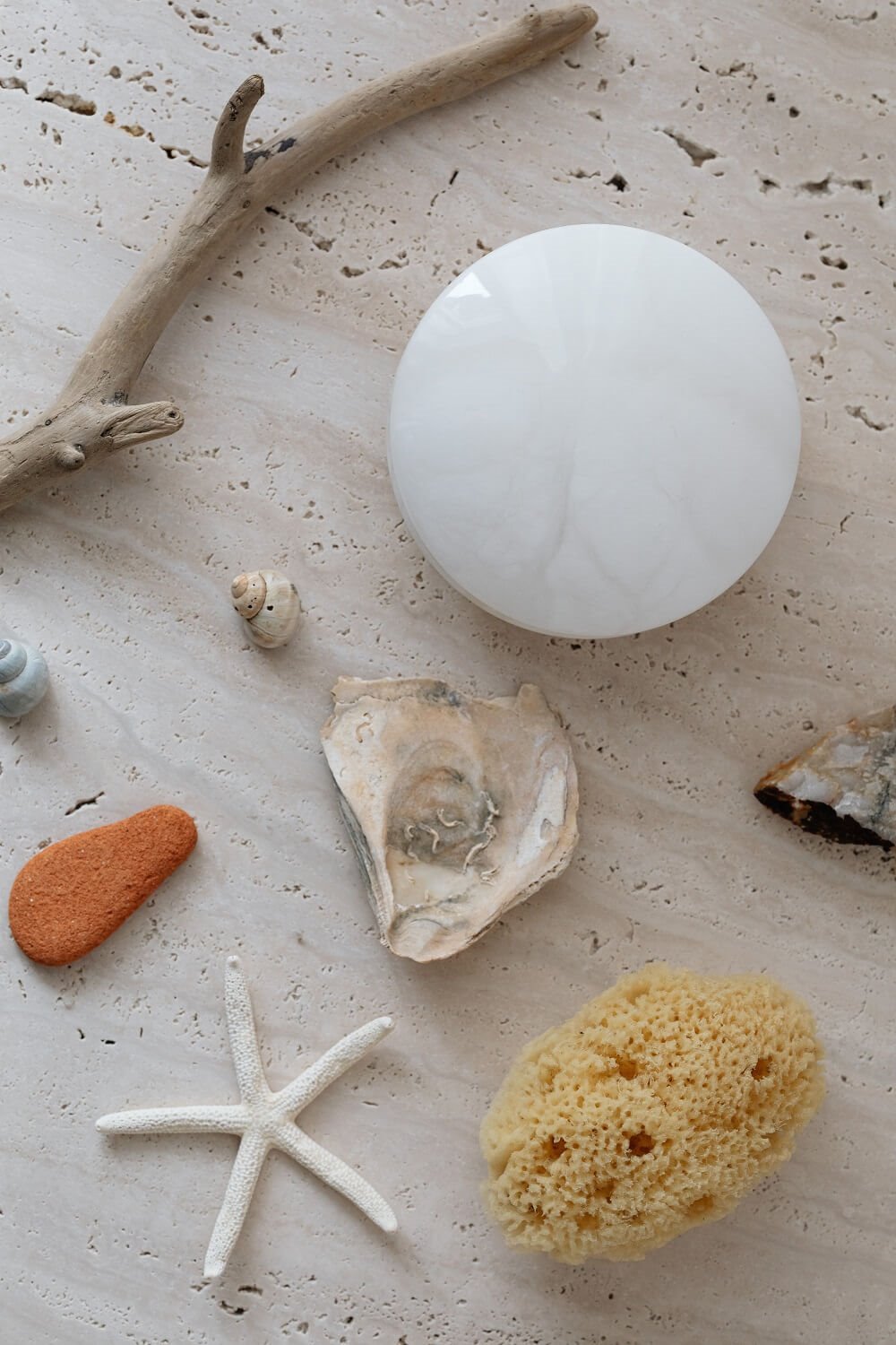 La decoración con elementos naturales, sean marinos o no, siempre aporta frescor y un toque muy especial al dormitorio. Pueden colocarse en una bandeja de cristal o disponerse sin más sobre una estantería.