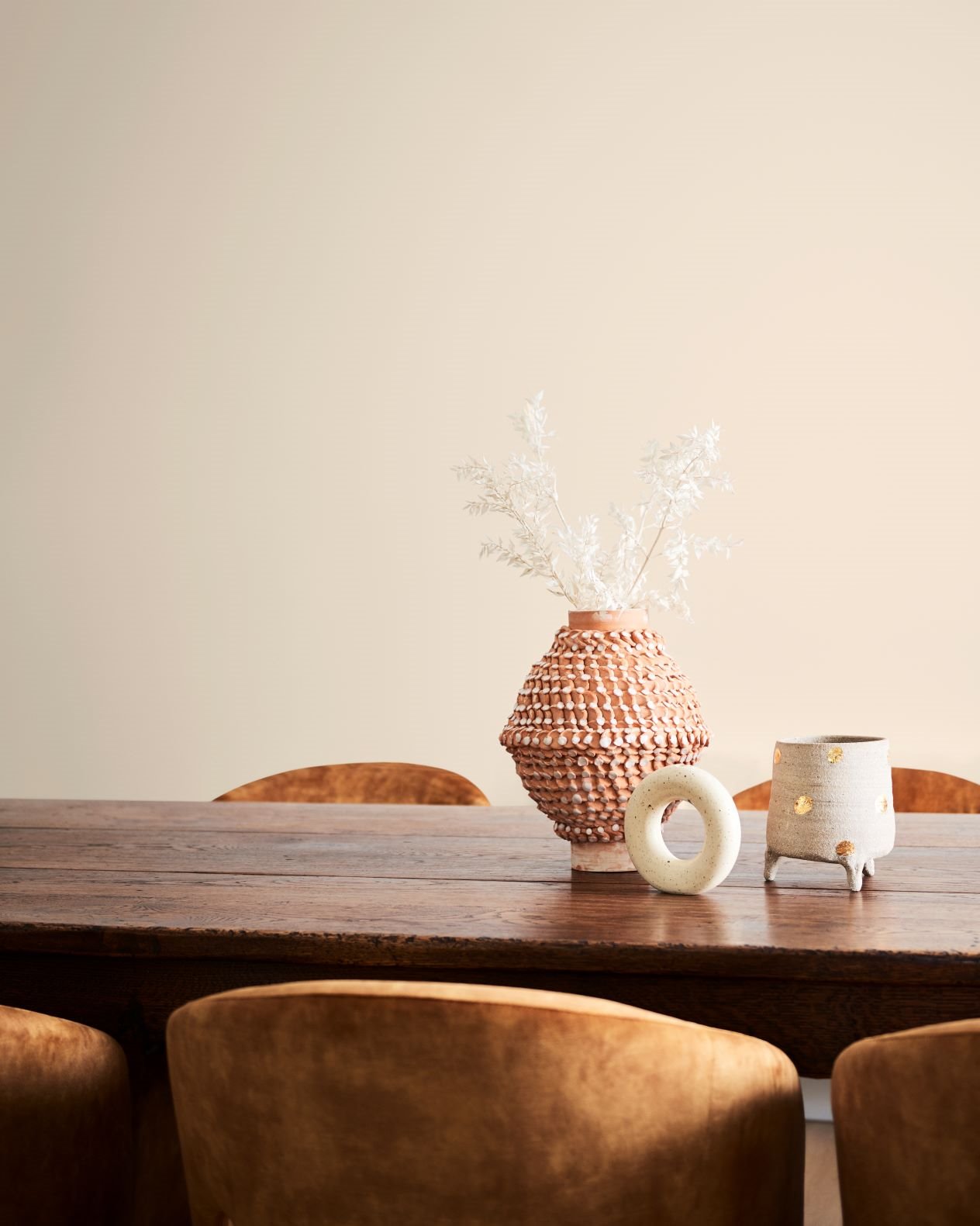 Comedor con mesa de madera oscura y sillas de terciopelo. La imagen de la felicidad