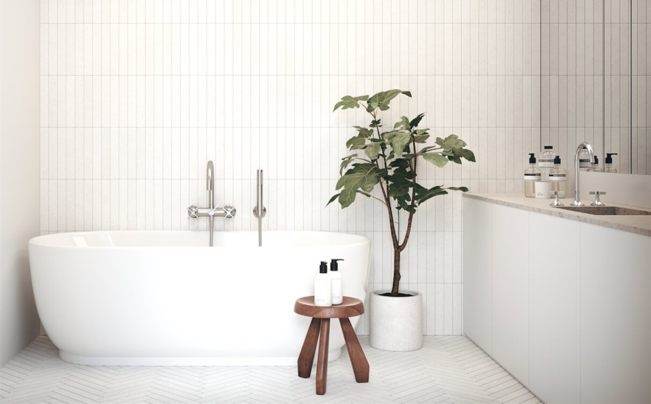 Las plantas de interior están más de moda que nunca, así que un poto o un ficus son una buena apuesta para decorar este espacio.