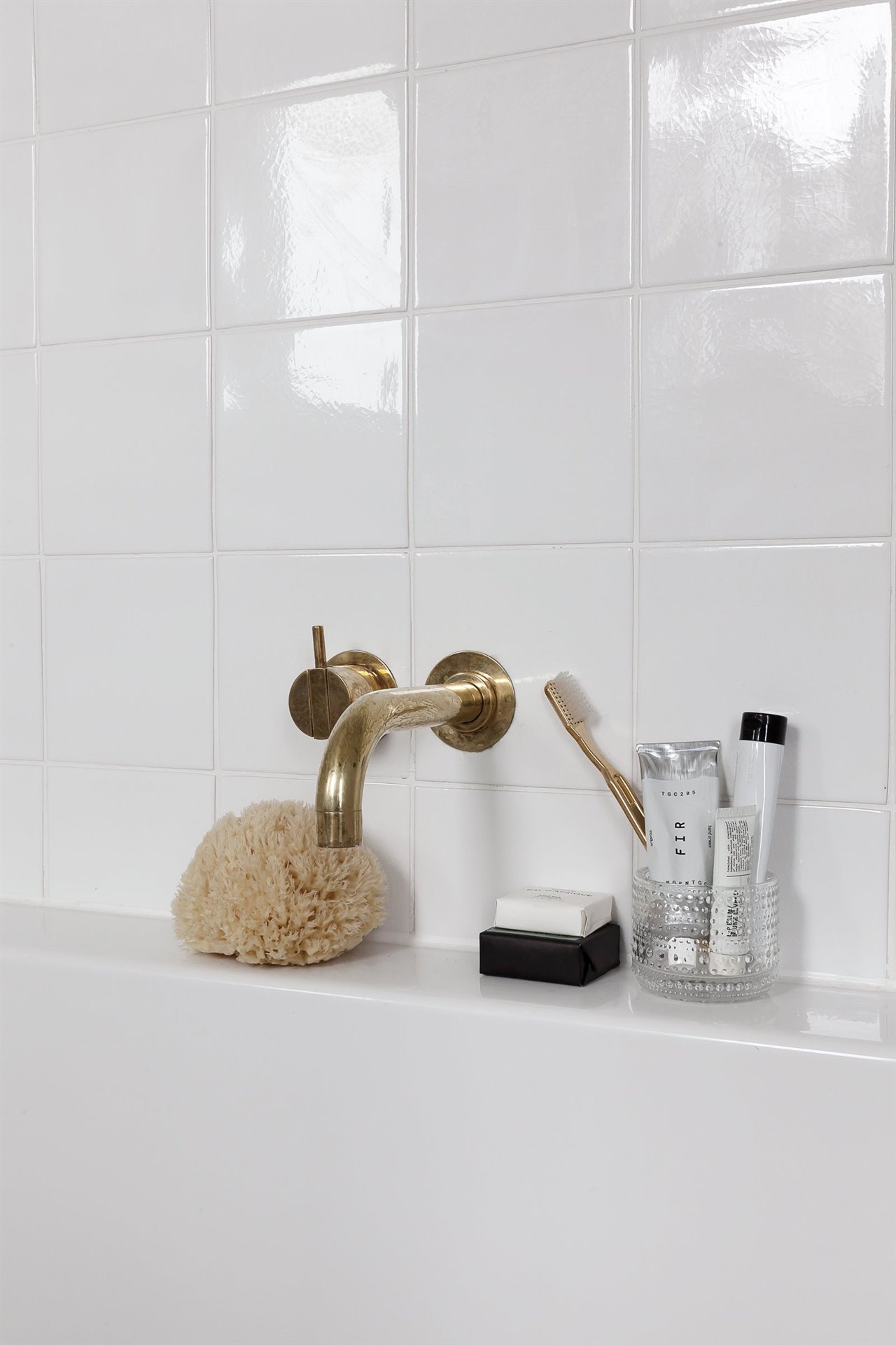 Lo último en tendencias deco para el baño son las griferías doradas.