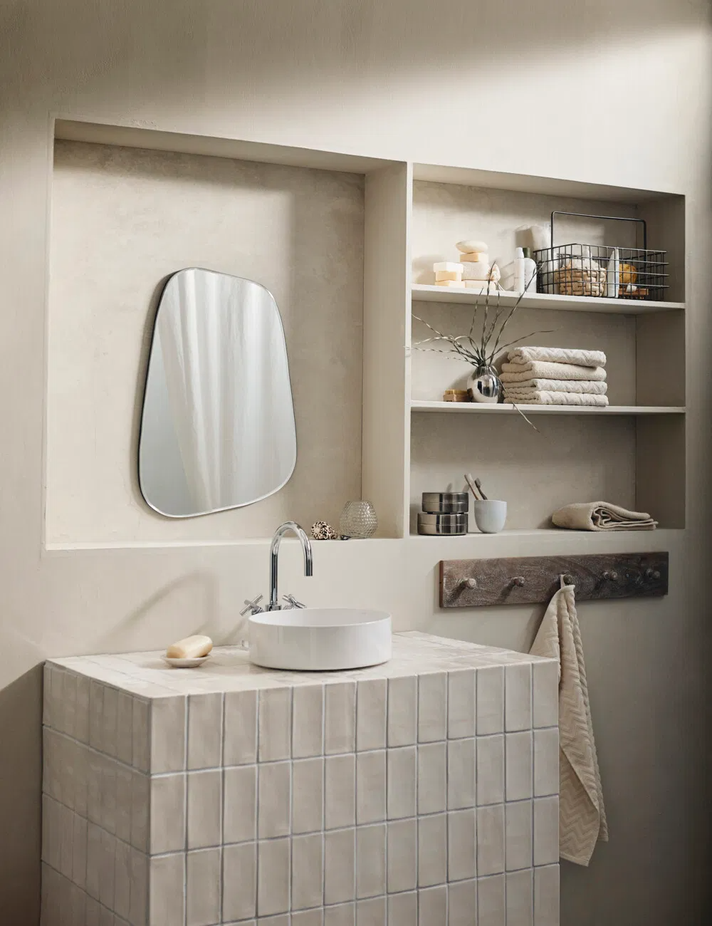 Los colores neutros son una gran apuesta para el baño, nunca pasan de moda y además invitan a la relajación.