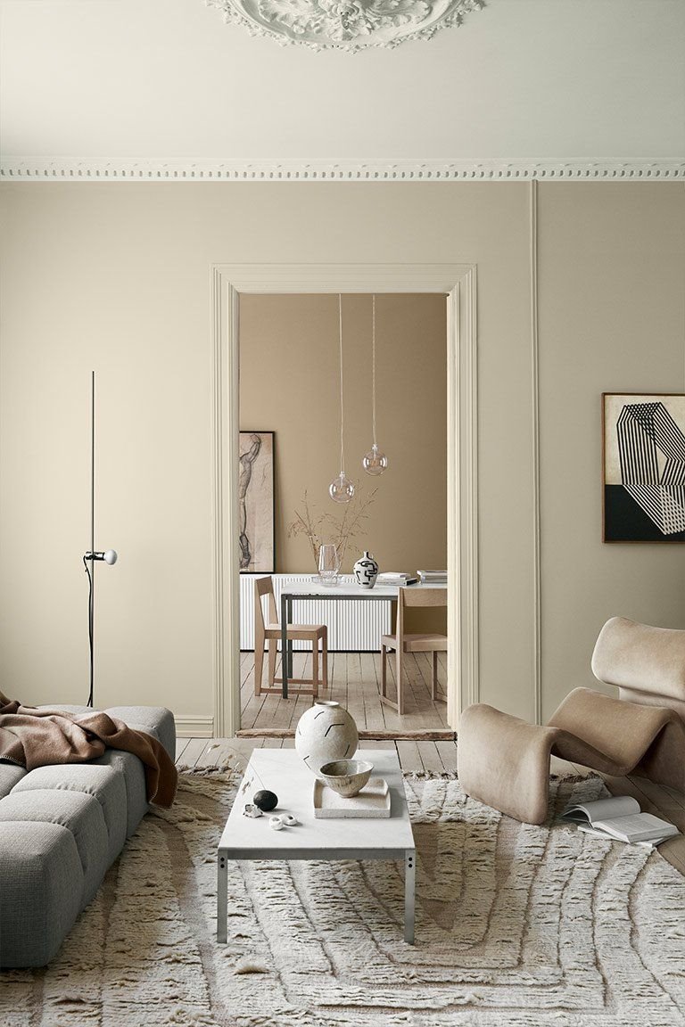Salon con paredes con molduras en color beige ocre