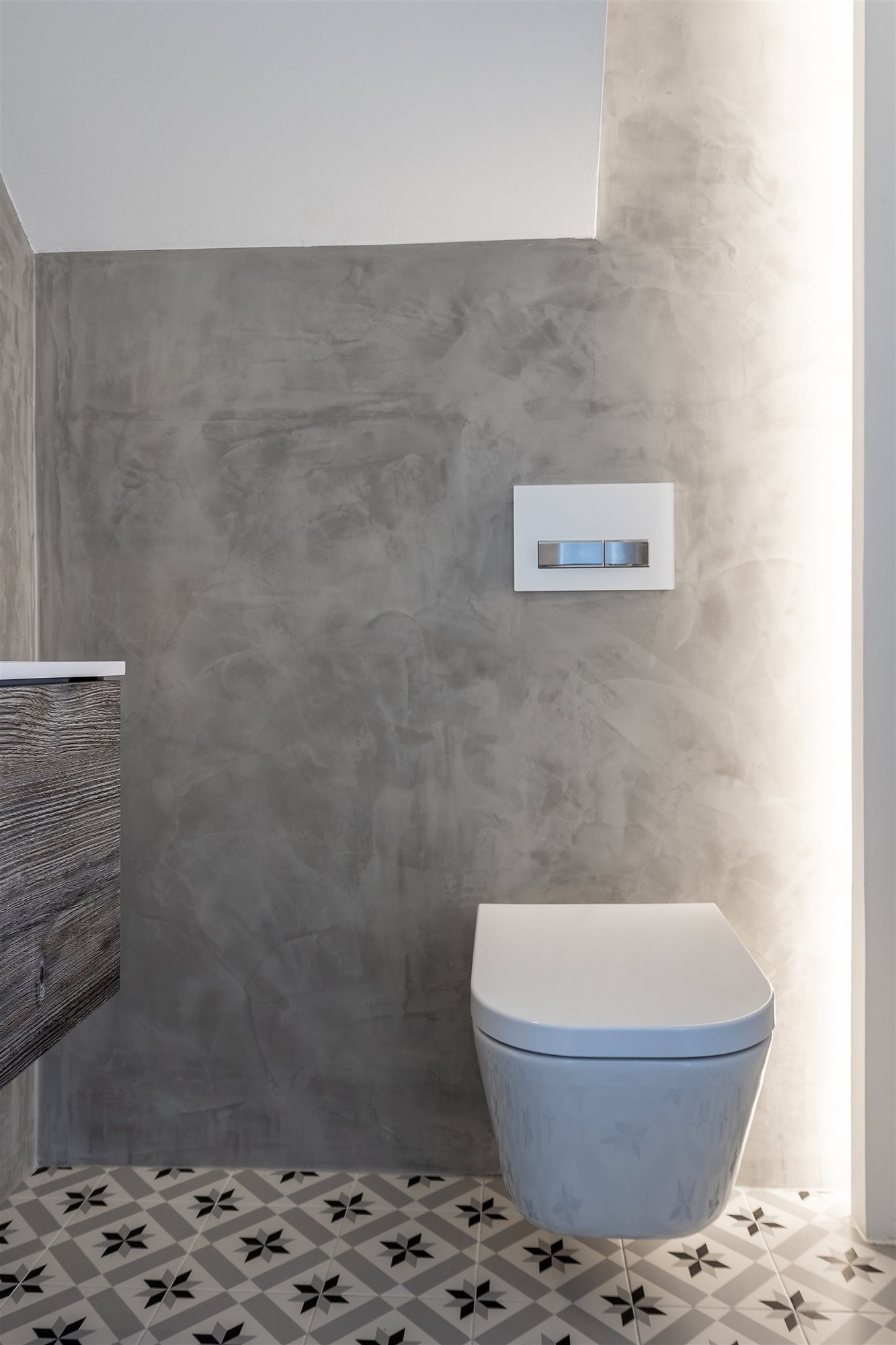 1 baño con suelo hidraulico y pared gris casa barcelona