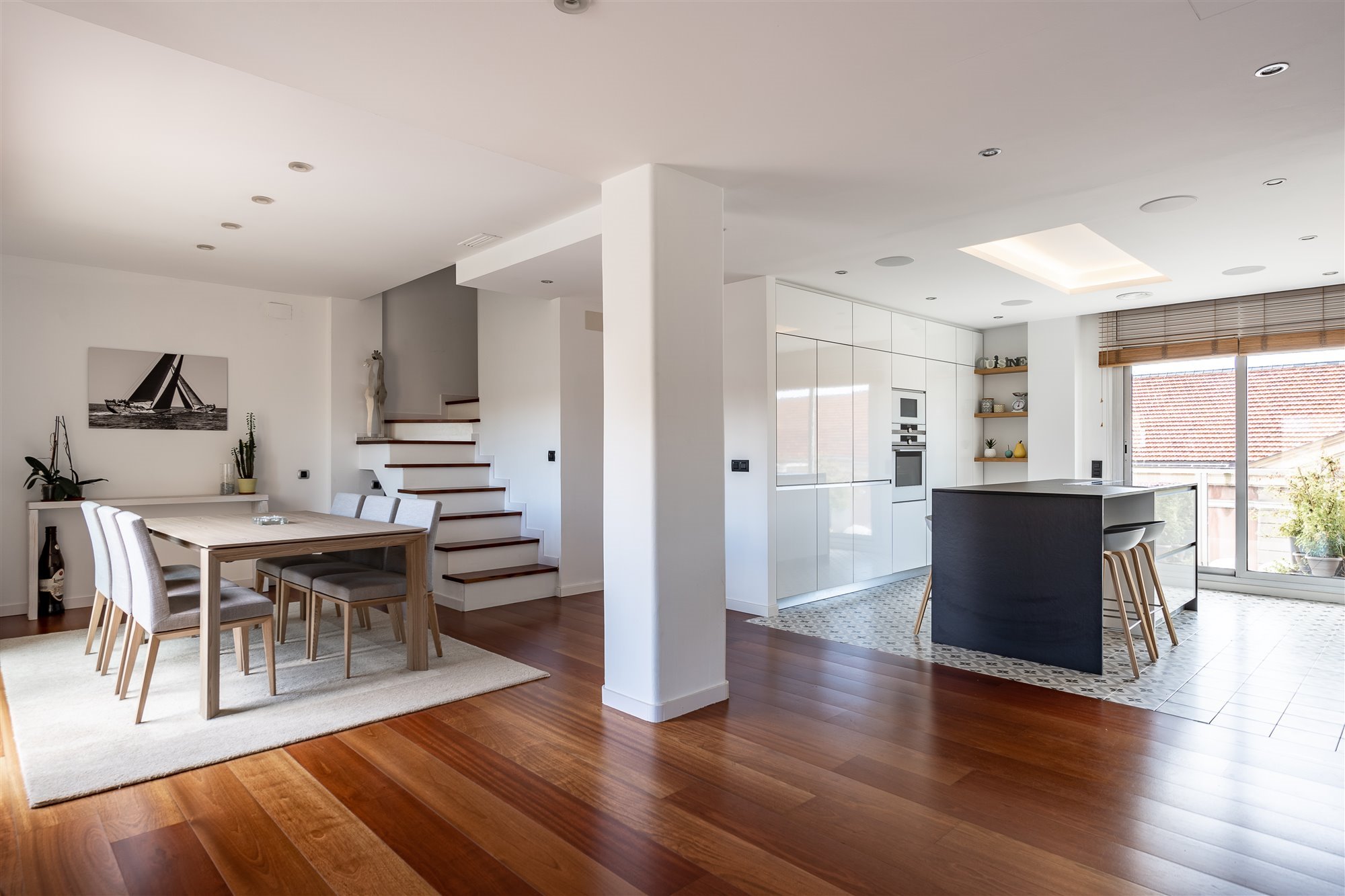 1.zona común con escalera casa moderna barcelona