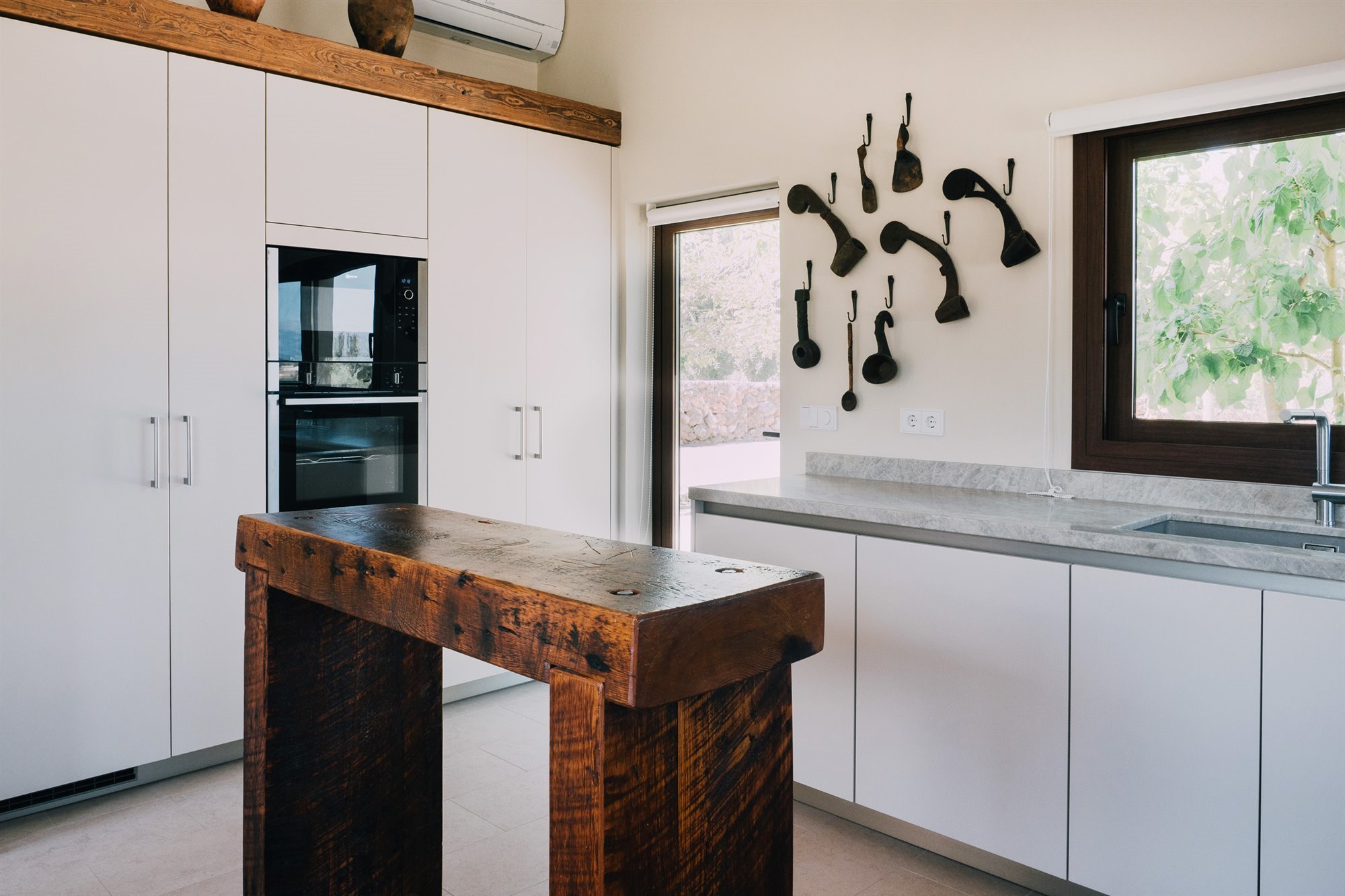 cocina mesa madera casa en mallorca