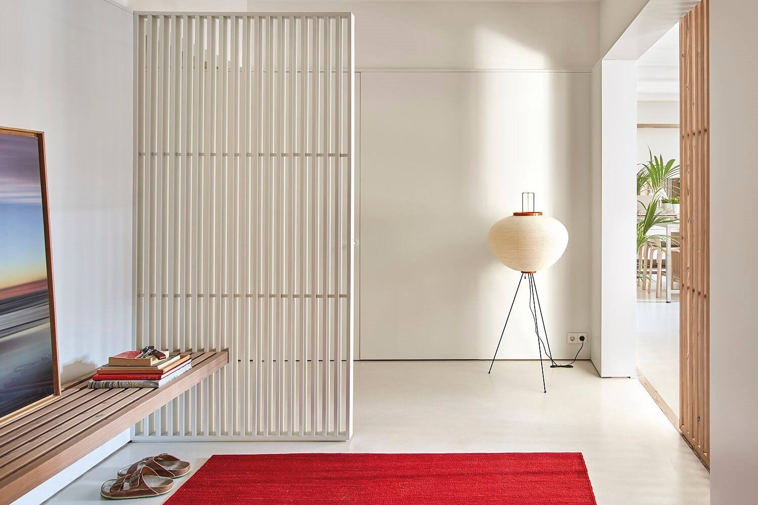 Banco de madera de pino de Flandes, celosía, alfombra de lana y lámpara de pie Akari 10A de Isamu Noguchi editada por Vitra