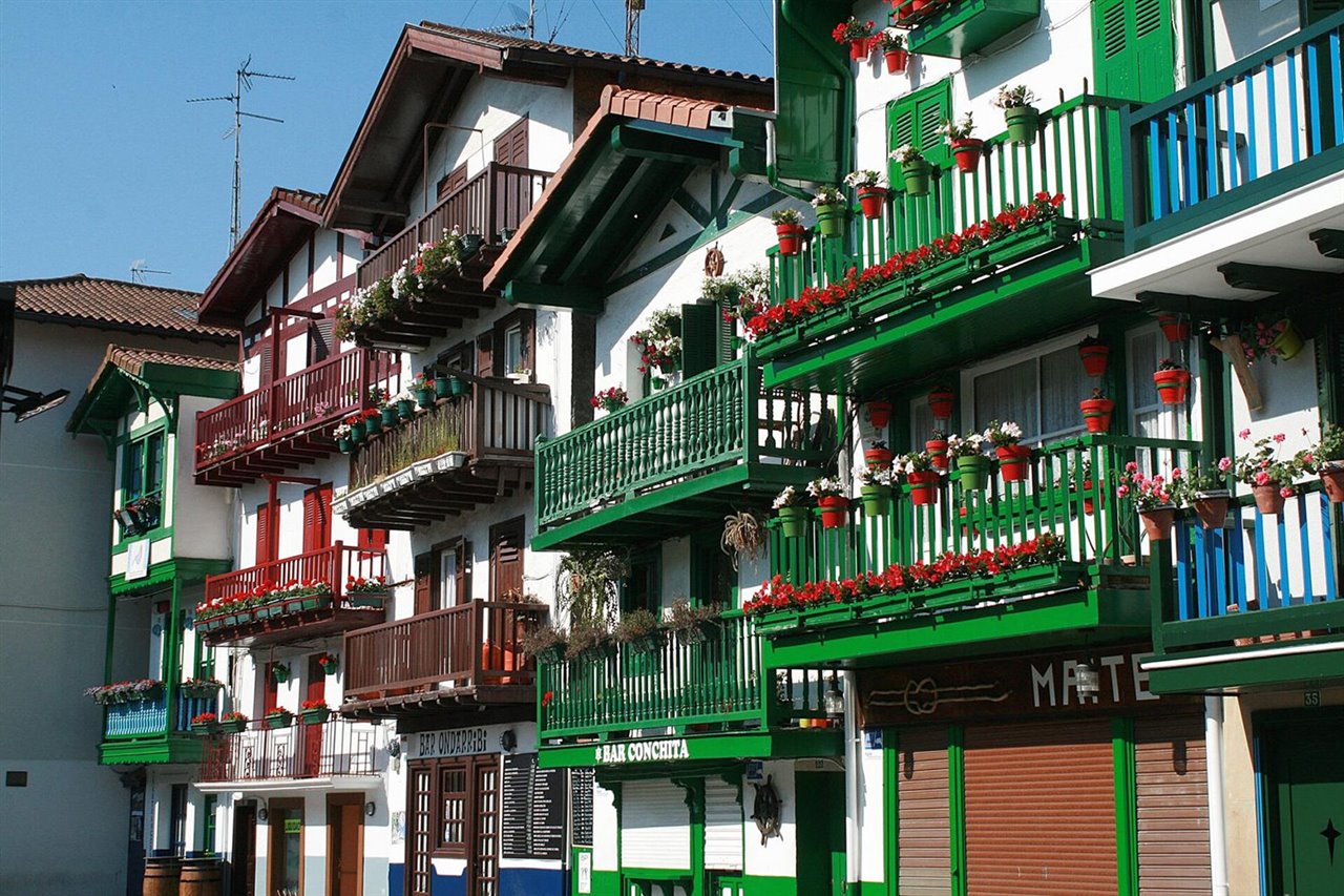 Barrio de la Marina en Hondarribia, Euskadi. Coloridos balcones de madera y arquitectura típica vasca. 