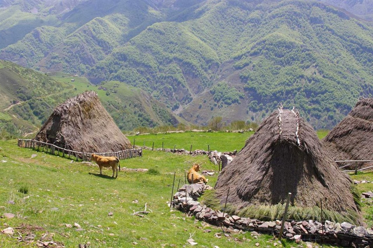 Cabañas de pastor en el valle de Somiedo.