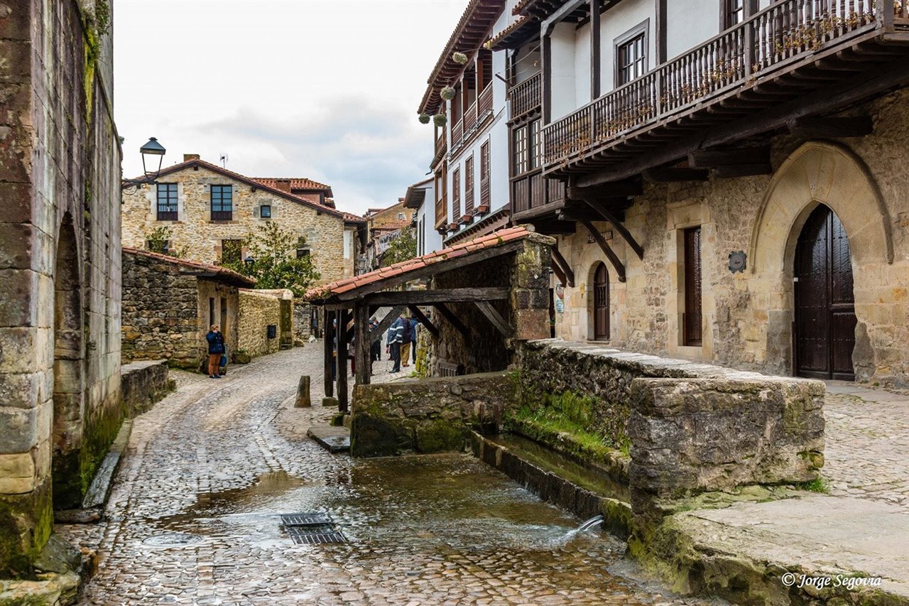 Calle peatonal en Santillana del Mar con sus famosos abrevaderos. 