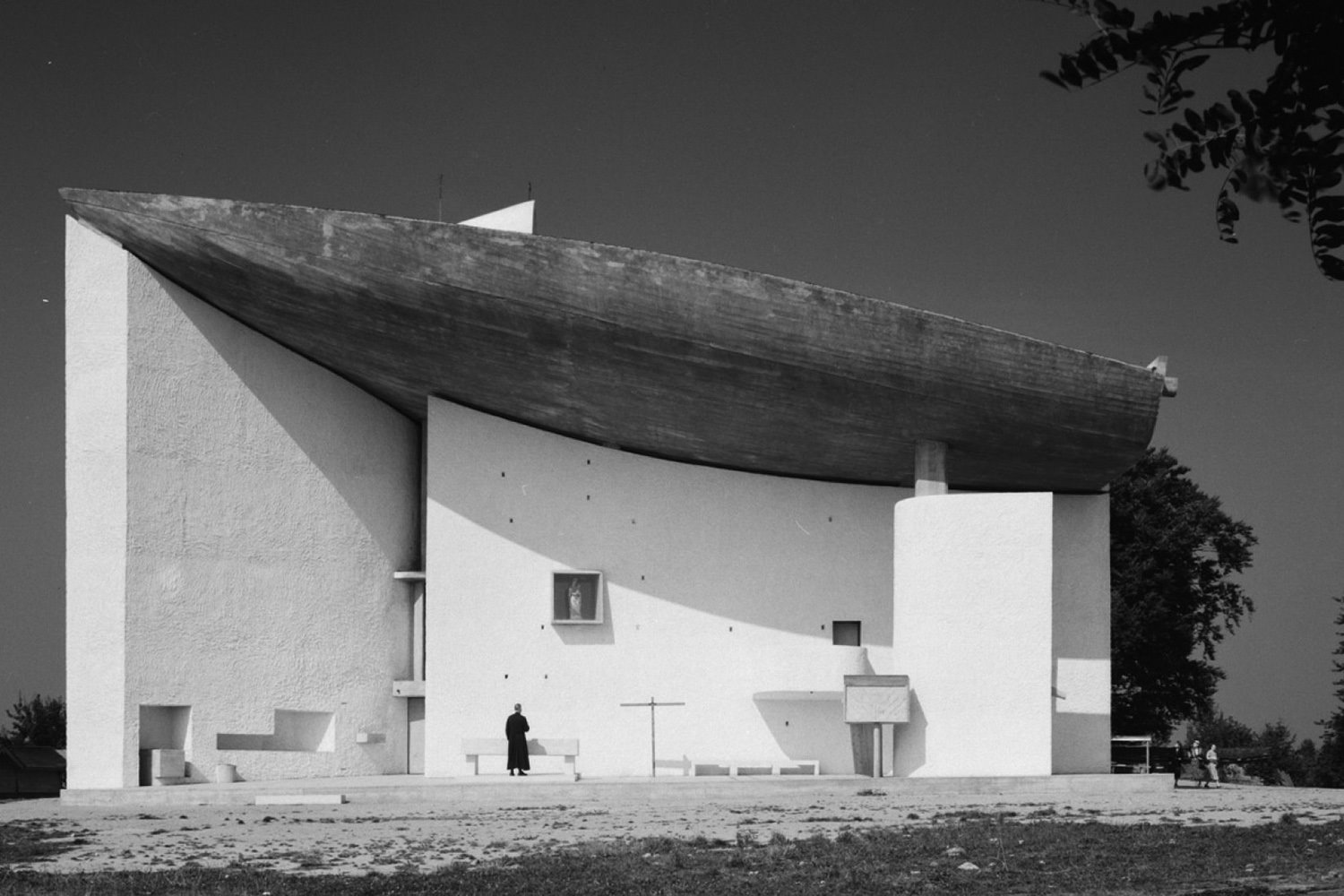 Capilla de Notre Dame du Haure en Ronchamp, seguramente el edificio más famoso de Le Corbusier, con su espectacular cubierta en forma de embarcación.