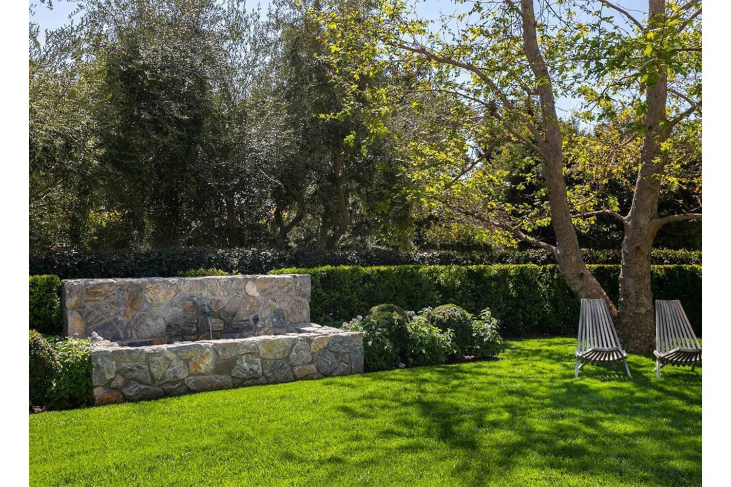 Casa de la actriz de Anatomía de Grey Jessica Capshaw jardín