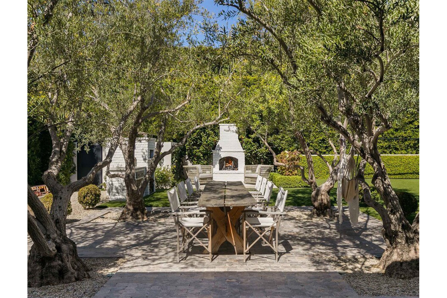 Casa de la actriz de Anatomía de Grey Jessica Capshaw  jardín con comedor