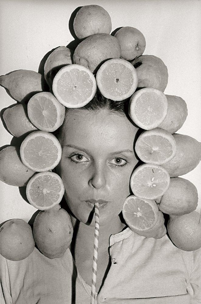 Fotografía en blanco y negro de la serie peluquería. Ouka Leele. Exposición Supernova PhotoEspaña 2021