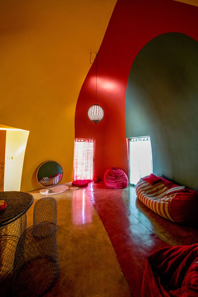 Interior de uno de los habitáculos donde la linea curva y el color siguen siendo el hilo conductor de la historia.