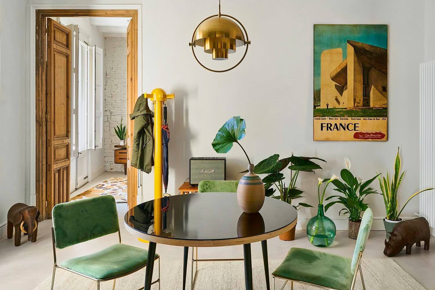 Lámpara de techo en dorado en salón verde